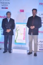 Wendell Rodericks at the launch of Lakme Timeless collection  in Taj Land_s End on 24th July 2012 (59).JPG